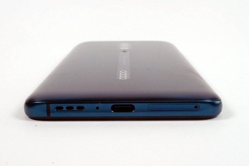 下部にはスピーカー・USB端子・SIMカードトレイ