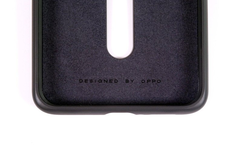 レザー調のケースが付属する