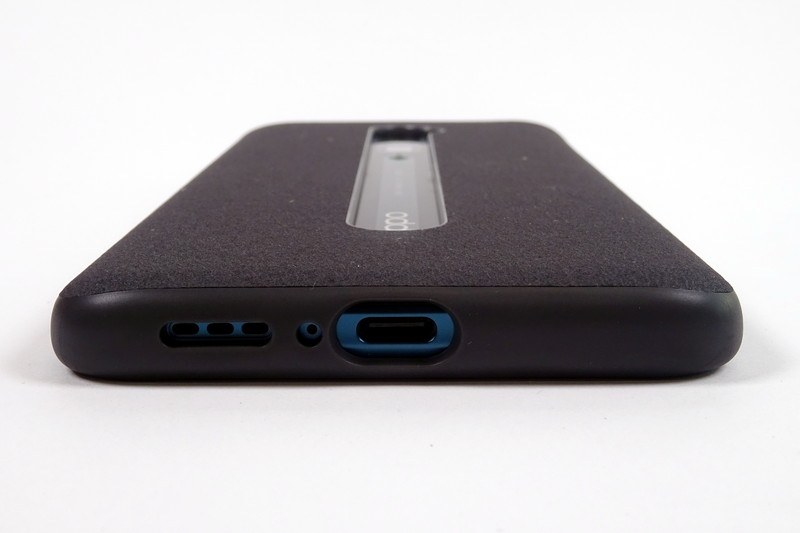 付属ケースを装着したようす