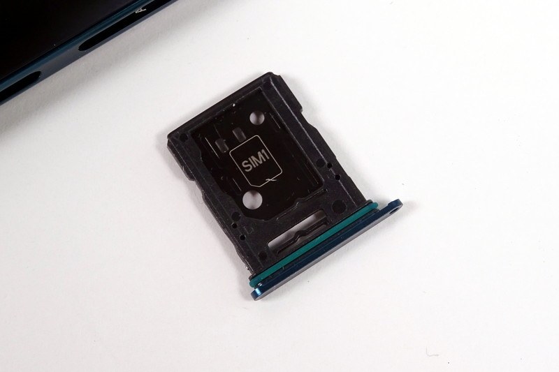 SIMカードトレイは両面仕様