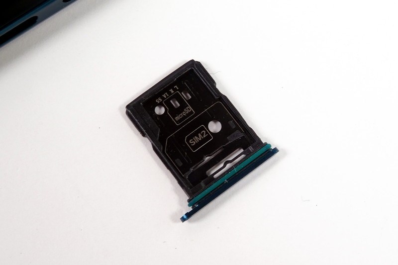 2枚目のSIMカードトレイはmicroSDカードとの排他仕様