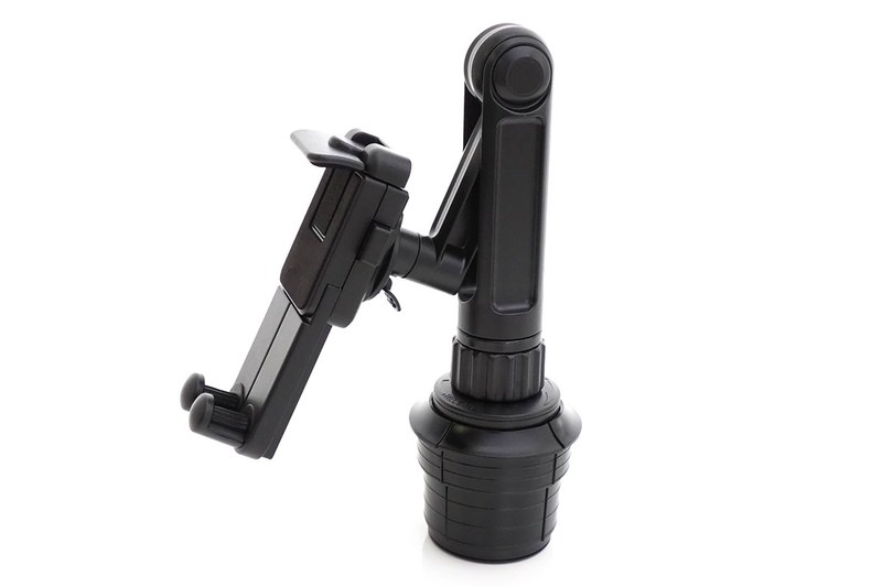 サンワサプライの「タブレット・スマートフォンホルダー 200-CAR058」。2つのパーツで構成され、クルマのカップホルダーに装着して使います。不使用時はパーツを分離してんの保管も可能。直販税込み価格4480円。