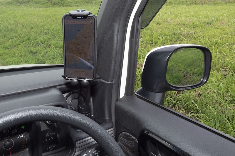 左写真はiPhone XS Maxを運転席右側のカップホルダーにセットした様子。中央写真はiPad Pro 11インチを助手席側にセットした様子。右写真はシフトレバー左側にあるカップホルダーにiPad miniをセットした様子です。