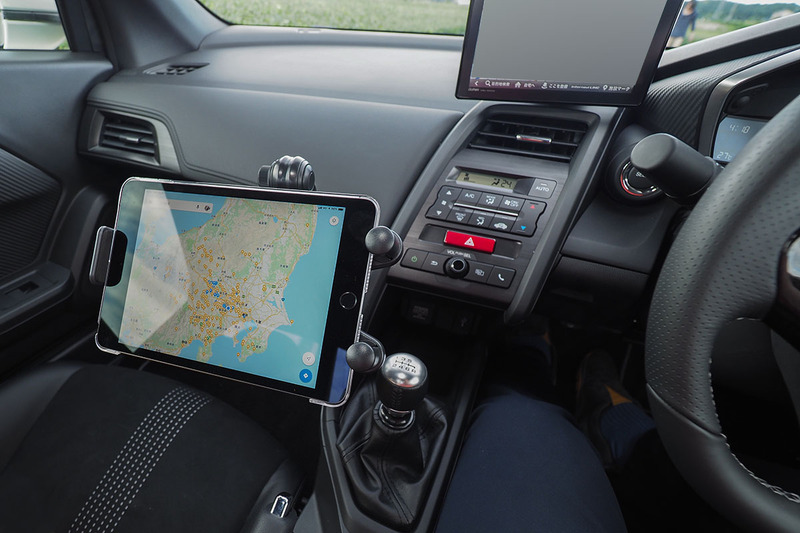 左写真はiPhone XS Maxを運転席右側のカップホルダーにセットした様子。中央写真はiPad Pro 11インチを助手席側にセットした様子。右写真はシフトレバー左側にあるカップホルダーにiPad miniをセットした様子です。