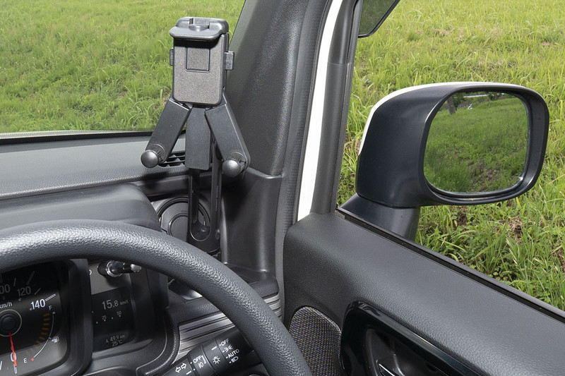 運転席側前方右にカップホルダーがあるクルマです。そこにホルダーをセットし、iPhone XS Maxをセットしてみました。横向きにもしてみましたが、画面角度の自由度が狭まるのと、横位置だと顔認証が不可なので、縦向きが現実的です。なお、N-VAN用のスマートフォンホルダーとしては、本連載バックナンバーでレビューした「BSA08 N-VAN専用スタンドセット」（<a href="https://k-tai.watch.impress.co.jp/docs/column/stapa/1177303.html" class="strong bn" target="_blank">関連記事</a>）も便利です。