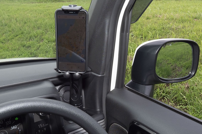 運転席側前方右にカップホルダーがあるクルマです。そこにホルダーをセットし、iPhone XS Maxをセットしてみました。横向きにもしてみましたが、画面角度の自由度が狭まるのと、横位置だと顔認証が不可なので、縦向きが現実的です。なお、N-VAN用のスマートフォンホルダーとしては、本連載バックナンバーでレビューした「BSA08 N-VAN専用スタンドセット」（<a href="https://k-tai.watch.impress.co.jp/docs/column/stapa/1177303.html" class="strong bn" target="_blank">関連記事</a>）も便利です。