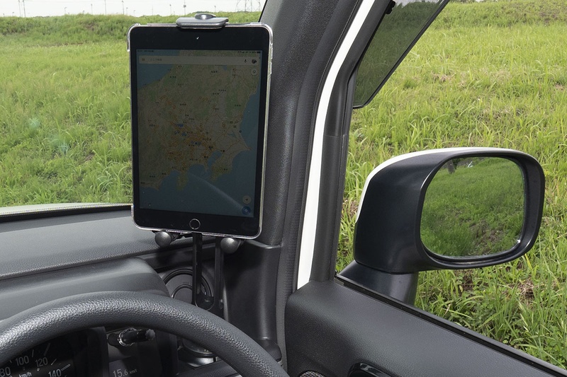 iPad miniもセットしてみました。画面自体は見やすいですが、前方の一部視野が遮られて危険かもしれません。画面が横向きだと、さらに、です。