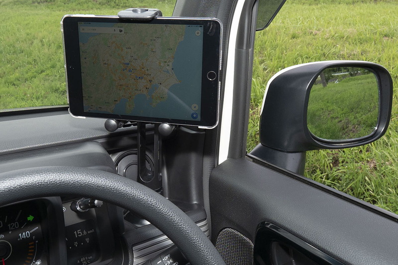 iPad miniもセットしてみました。画面自体は見やすいですが、前方の一部視野が遮られて危険かもしれません。画面が横向きだと、さらに、です。