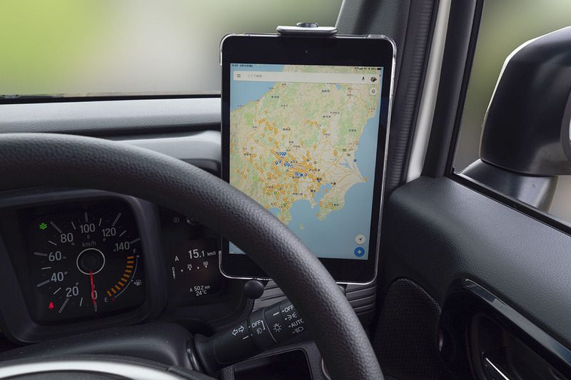 ホルダーを「端末を低い位置で保持させる状態」にし、iPad miniを保持させた様子。縦向きでも横向きでも、ハンドルが画面一部を覆ってしまいます。なので、画面全体を見るときには顔を少し動かしたり近づけたりする必要があります。また、縦向きの場合、前方視野が少し遮られます。横向きにすると前方視野は遮られず、最も安全・快適に使える状態。常時画面を見るわけではありませんので、「低い位置で横向きにiPad miniをセット」するのが「筆者のN-VANでGoogle マップを使うのに最も適したスタイル」だと思います。