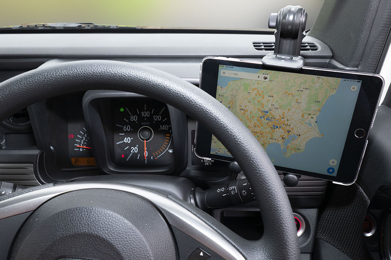 ホルダーを「端末を低い位置で保持させる状態」にし、iPad miniを保持させた様子。縦向きでも横向きでも、ハンドルが画面一部を覆ってしまいます。なので、画面全体を見るときには顔を少し動かしたり近づけたりする必要があります。また、縦向きの場合、前方視野が少し遮られます。横向きにすると前方視野は遮られず、最も安全・快適に使える状態。常時画面を見るわけではありませんので、「低い位置で横向きにiPad miniをセット」するのが「筆者のN-VANでGoogle マップを使うのに最も適したスタイル」だと思います。