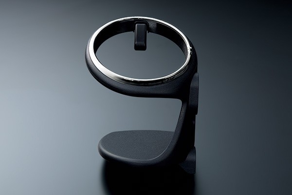 MR（ミッドシップエンジン・ リアドライブ）の2シーター・オープン軽自動車のS660。専用のカップホルダー「ドリンクホルダー」（<a href="https://www.honda.co.jp/ACCESS/s660/interior/drinkholder/" class="strong bn" target="_blank">公式ページ</a>）があり、助手席側に装着できます。手軽に脱着可能。