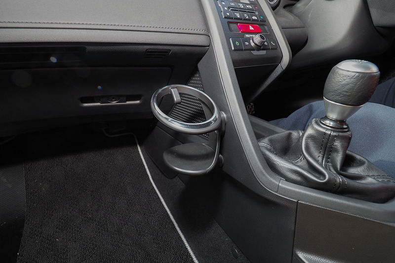 MR（ミッドシップエンジン・ リアドライブ）の2シーター・オープン軽自動車のS660。専用のカップホルダー「ドリンクホルダー」（<a href="https://www.honda.co.jp/ACCESS/s660/interior/drinkholder/" class="strong bn" target="_blank">公式ページ</a>）があり、助手席側に装着できます。手軽に脱着可能。