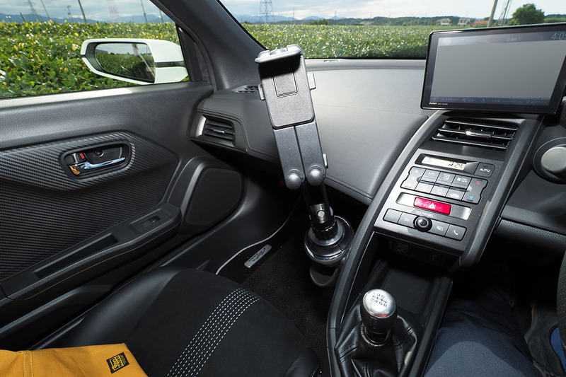 S660のオプション「ドリンクホルダー」に端末ホルダーをセット。ドリンクホルダーとの嵌合部が斜めなので、端末ホルダーも傾いてしまいました。セット時の安定感は十分ですが、傾きがかなり厳しい。