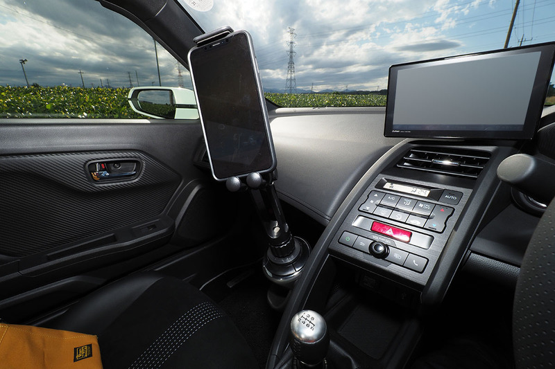 そこにスマートフォンを装着。傾いています。でもホルダー部をカクカクッと少し回したら、スマートフォンの傾きを直せました。