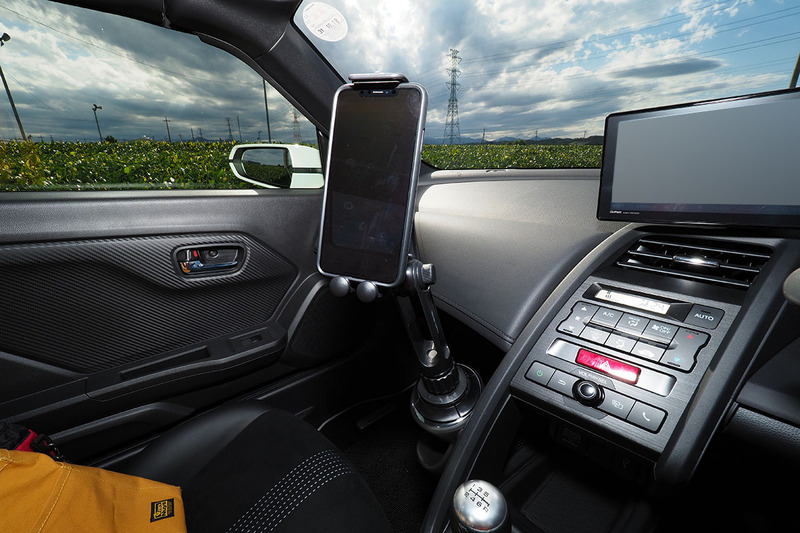 そこにスマートフォンを装着。傾いています。でもホルダー部をカクカクッと少し回したら、スマートフォンの傾きを直せました。