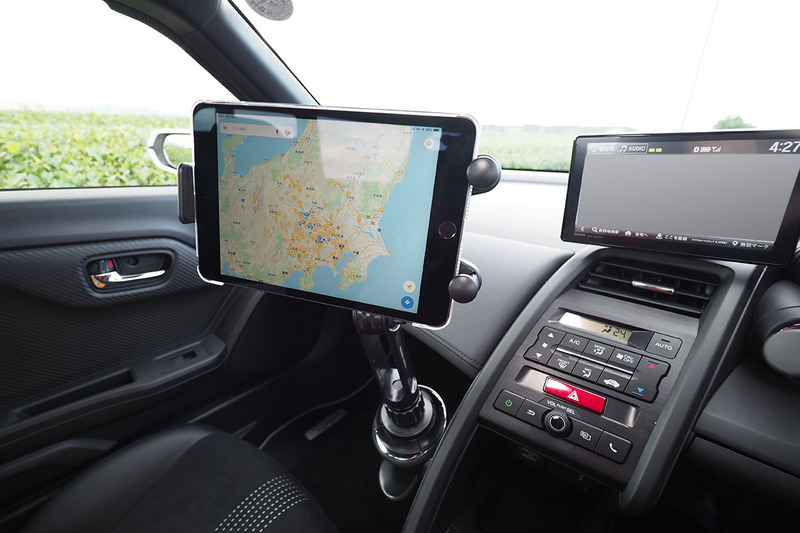 こちらはiPad miniとiPad Pro 11インチ。ホルダーは「端末を高い位置で保持させる状態」ですが、これだと画面位置がちょっと顔に近すぎます。