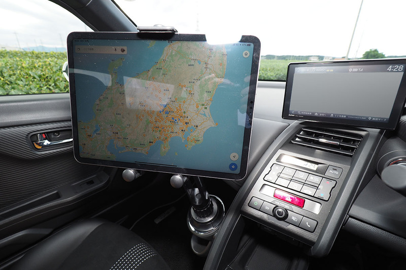 こちらはiPad miniとiPad Pro 11インチ。ホルダーは「端末を高い位置で保持させる状態」ですが、これだと画面位置がちょっと顔に近すぎます。