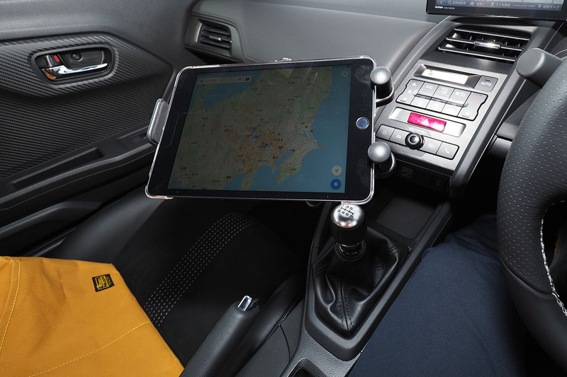 そこでホルダーを「端末を低い位置で保持させる状態」にしたら、ちょうどいい感じに。シフトレバー操作も問題ナシ。端末はiPad miniです。