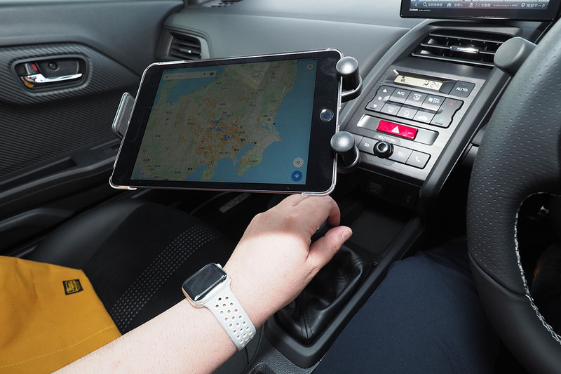 そこでホルダーを「端末を低い位置で保持させる状態」にしたら、ちょうどいい感じに。シフトレバー操作も問題ナシ。端末はiPad miniです。