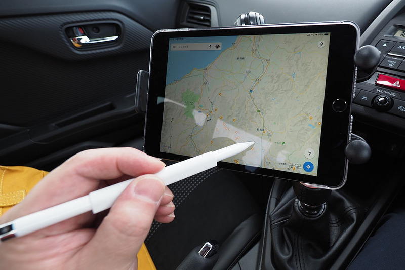 ちなみに、iPad Pro 11インチや最新世代iPad miniの場合、Apple Pencilでの画面操作ができます。地図のポイントを示す場合、指よりも的確に一点をタッチできるポインティングデバイスとなり、車載での利用に好適だと感じられます。拡大縮小操作なんかもスムーズ。