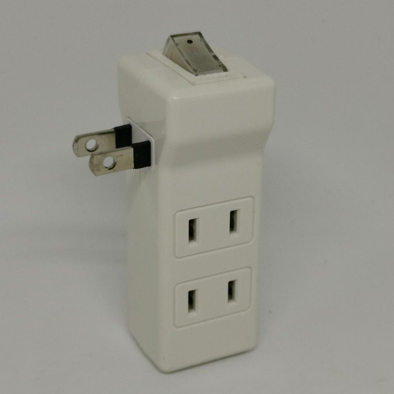 両側面と底面に合計4個のコンセント口を持つ、たった200円の節電タップ。4つのコンセントへの電源供給をスイッチ一発でオンオフできる