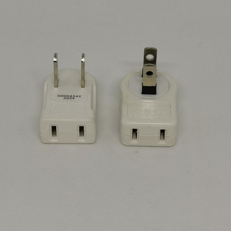 以前から筆者が使っていた縦型のもの（左）と今回買ったダイソーの「L型プラグ・横型（右）」