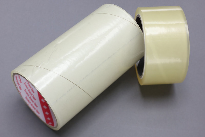 左から、「キズからまもる 透明保護テープ PR-01」「スコッチ 表面保護テープ 331」「スクラッチガード」。「キズからまもる 透明保護テープ PR-01」は扱いやすい厚みがありますが、幅50mmのみ。大きめ液晶画面の保護には向きません。「スコッチ 表面保護テープ 331」はやや薄手ですが、幅150mm品なども流通していて、液晶画面保護用途に広く使えると思います。「スクラッチガード」はクルマのボディ保護用ラッピングフィルムで本来は大きなフィルムですが、お試し品的なA4サイズのものも売られており、使い勝手も良好。この3品のうちで最も貼りやすく画面保護にも好適です。ただしこのフィルム、スマートフォンなどの高精細な液晶画面に貼ると、貼る方向にもよりますがモアレが出てしまうことがあります。