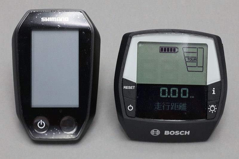 左から、e-bikeのサイクルコンピュータ、ドアホン子機、iPod touch。貼ったテープは全て「スコッチ 表面保護テープ 331」です。表面に貼ったテープは劣化したら貼り直しする感じなので、わりとテキトーに貼っています。大きな気泡さえ入らなければ、画面はしっかり見えます。iPod touchの写真は、画面オン・オフ時の違いがわかるように並べています。このiPod touchへのテープ貼付はかなり雑に行っていて、気泡がたくさん入っています。しかし実際に使用する際には気泡はほとんど気になりません。ただし、画面オフ時に気泡が多々見えるとiPod touchに限らず「みすぼらしい雰囲気」になりますので、なるべく気泡が入らないようにするのが気分的にいいですネ。