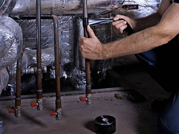 tesaの「tesa 4600 エクストリーム 500ミクロン 自己融着テープ」。シリコーンゴム素材の自己融着テープです。これもやはり引っ張りながら巻いて使用。ベーシックなブラックと、ちょっと珍しいクリアがあります。お値段1000円弱。