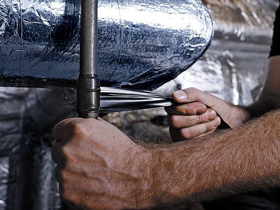 tesaの「tesa 4600 エクストリーム 500ミクロン 自己融着テープ」。シリコーンゴム素材の自己融着テープです。これもやはり引っ張りながら巻いて使用。ベーシックなブラックと、ちょっと珍しいクリアがあります。お値段1000円弱。