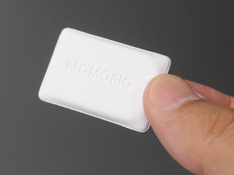 「MAMORIO FUDA」本体。切手並みのサイズが特徴。名前の「FUDA」は「札」に由来するようだ