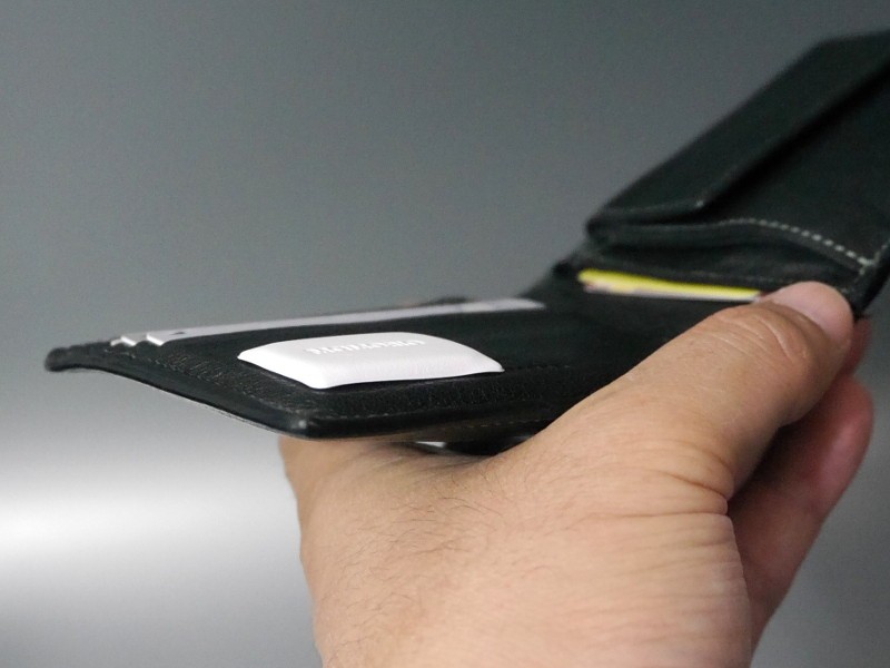 このサイズと厚みならば財布に貼り付けても邪魔にならない