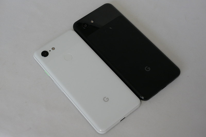 手前の白いモデルは筆者が愛用するPixel 3。黒いモデルがPixel 3a。ポリカーボネート製のPixel 3aもPixel 3と同じデザインを採用している