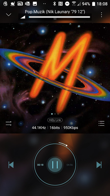 曲データに保存されたジャケット画像が表示された画面。表示されるときと、表示されないときがあり、どのような条件で、表示・非表示が決まるのか不明のままだ