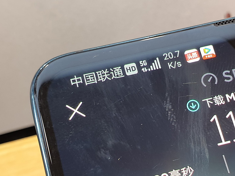 5Gの電波をつかんでいるが、ネットワークの調子が悪くスピードテストはできず