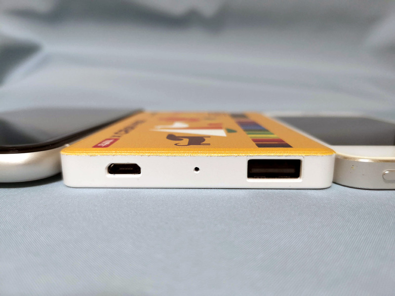 iPhoneSE、iPhoneXRと厚みを比較してみる。薄さも助かるポイントだ。