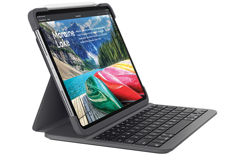 ロジクールの「SLIM FOLIO PRO（型番: iK1173）」。第3世代iPad Pro 11インチ用のフォリオ（二つ折り）タイプのケースで、Bluetoothキーボードを搭載しています。キーボードはUS配列のみで、Apple Pencilをしっかり保持する機構を装備。ロジクールオンラインストア税別価格は1万5250円。第3世代 iPad Pro 12.9インチ用（型番: iK1273）もあり、こちらのロジクールオンラインストア税別価格は1万6250円です。