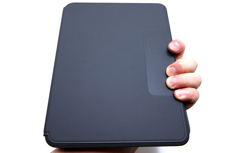 これはリーディングモード。キーボードを背面に折り畳んで、端末を手で持って使える状態です。背面はキーボードが露出した状態ですが、タイピングモード以外ではキーボード電源がオフになりますので、誤って入力するようなことはありません。ちなみに、写真右のように、スケッチモードの状態で手に持ってもリーディングモード的に使えます。ただし、そうした場合、縦位置で持ったときに右側と左側の厚みがやや大きく異なって気持ち悪いかもしれません。