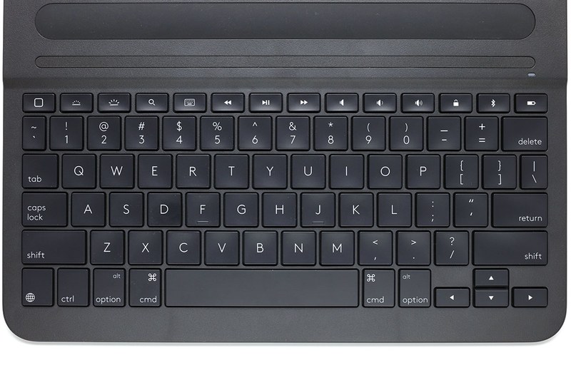 キー配列はこんな感じ。キーピッチは17mmで、フルサイズキーボードと比べると1～2まわり小さいキーボードです。キーストロークは1.6mmで、「コクリ」という小さな感触で入力の瞬間がわかります。明るさを調節可能なバックライト付きで、暗い場所ではキートップの文字がうっすらと浮かび上がります。バックライトはオフにすることもできます。