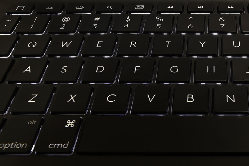 キー配列はこんな感じ。キーピッチは17mmで、フルサイズキーボードと比べると1～2まわり小さいキーボードです。キーストロークは1.6mmで、「コクリ」という小さな感触で入力の瞬間がわかります。明るさを調節可能なバックライト付きで、暗い場所ではキートップの文字がうっすらと浮かび上がります。バックライトはオフにすることもできます。