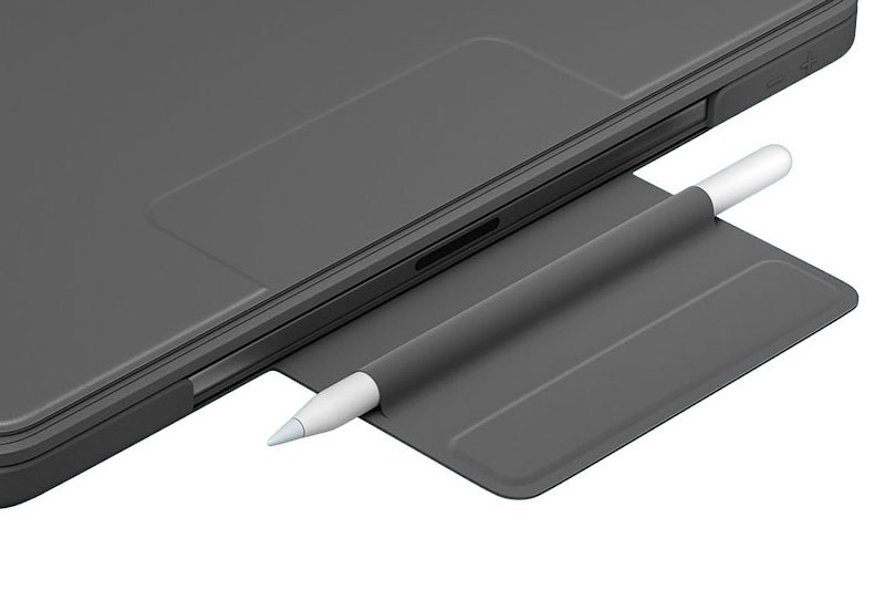 iPad Proの上部にはApple Pencilを吸着させて充電・ペアリング・ペンの保持を行えますが、SLIM FOLIO PROにはまさにその位置にフラップ式の磁気ラッチがあります。これによりSLIM FOLIO PROが不意に開くのを防ぎつつ、iPad Proに吸着させたApple Pencilの落下・紛失を防いでくれます。また、フラップ自体にApple Pencilを差し込めるスリーブがあり、そこにペンを挿せばさらにしっかりとApple Pencilが保持されます。