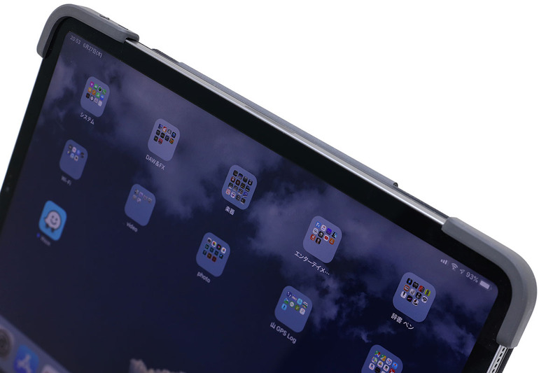 SLIM FOLIO PROはiPad Proの上の左右端と下部を覆いつつ、iPad Proを保持します。この部分が厚め大きめなので、端末をしっかり保護してくれる感じ。耐衝撃用のケースとして考えてもけっこう頑丈にできています。