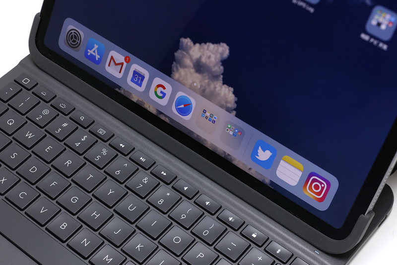 SLIM FOLIO PROはiPad Proの上の左右端と下部を覆いつつ、iPad Proを保持します。この部分が厚め大きめなので、端末をしっかり保護してくれる感じ。耐衝撃用のケースとして考えてもけっこう頑丈にできています。