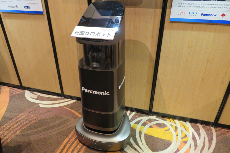 駅構内を見回りするロボット