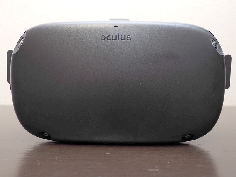 本体四隅に内蔵されたカメラが周囲の状況やコントローラーの動きを検知する