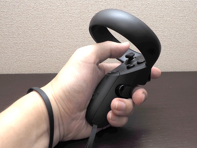 専用コントローラー。人差し指や中指位置のボタンを押すことで、VR空間内で「手を握る」という行為を再現できるようになっている
