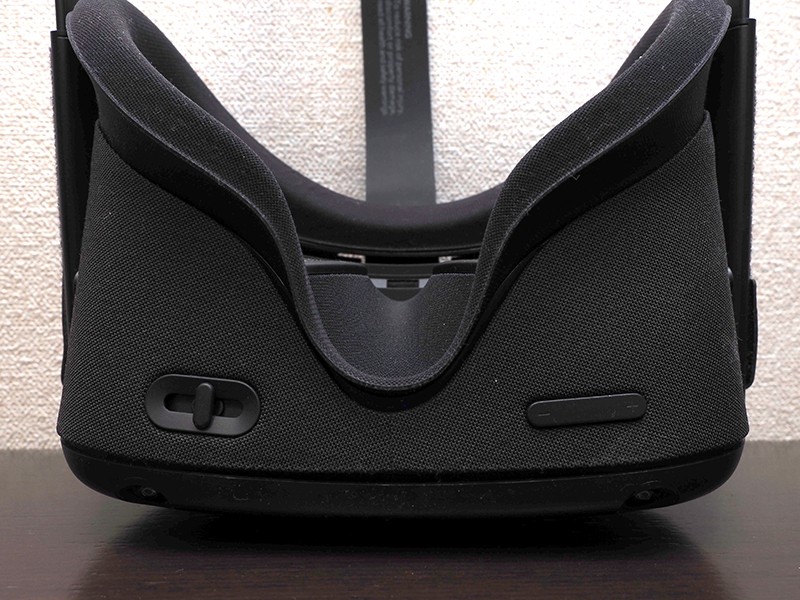 本体下部、左のレバーで左右スクリーンの位置を瞳の位置に合わせる。右側は音量ボタン