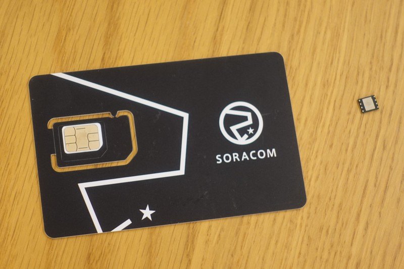 SORACOM IoT SIM。右側の小さな物はチップ型SIM