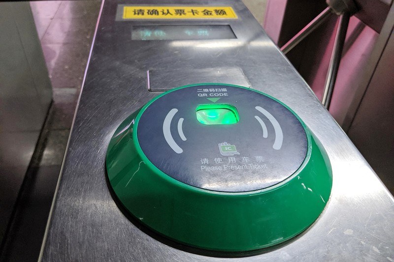 ちなみに、上海地下鉄の改札は“FeliCaではない”NFC方式で、タッチの反応速度は日本のSuica改札よりやや遅い