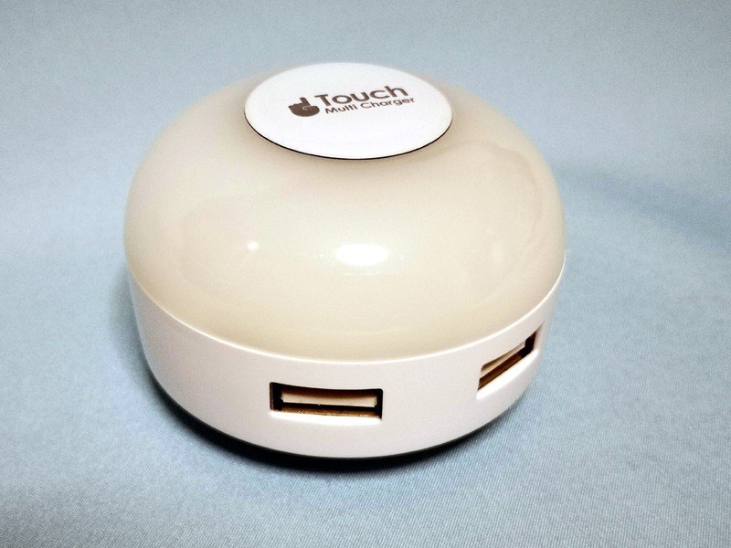 斜め正面からの俯瞰だとこんな感じ。角が取れているのはポーチなどに入れる際に便利。USBポートは形状も相まって若干お互い外を向いているので、差し込むものが標準的な形状のコネクターならば干渉することはないだろう。